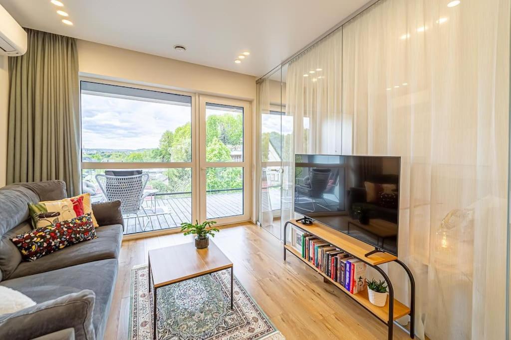 Sky Apartment With Free Parking And Balcony & Ac Kaunas Bagian luar foto