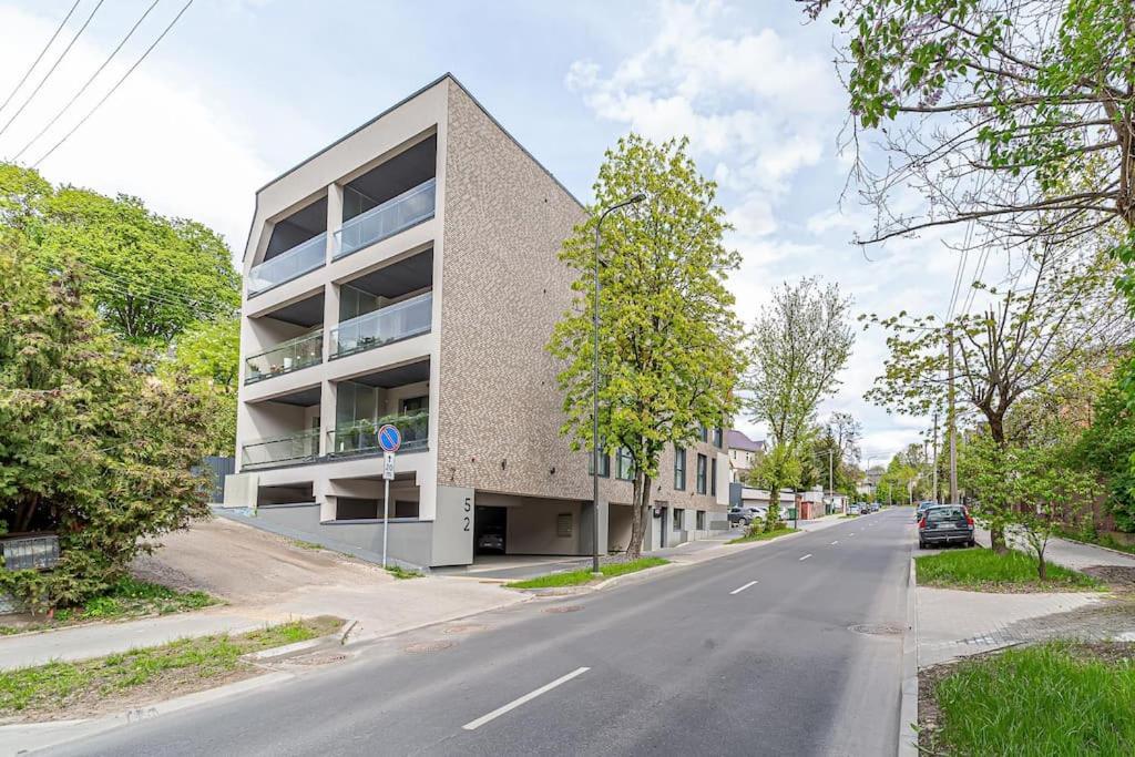 Sky Apartment With Free Parking And Balcony & Ac Kaunas Bagian luar foto