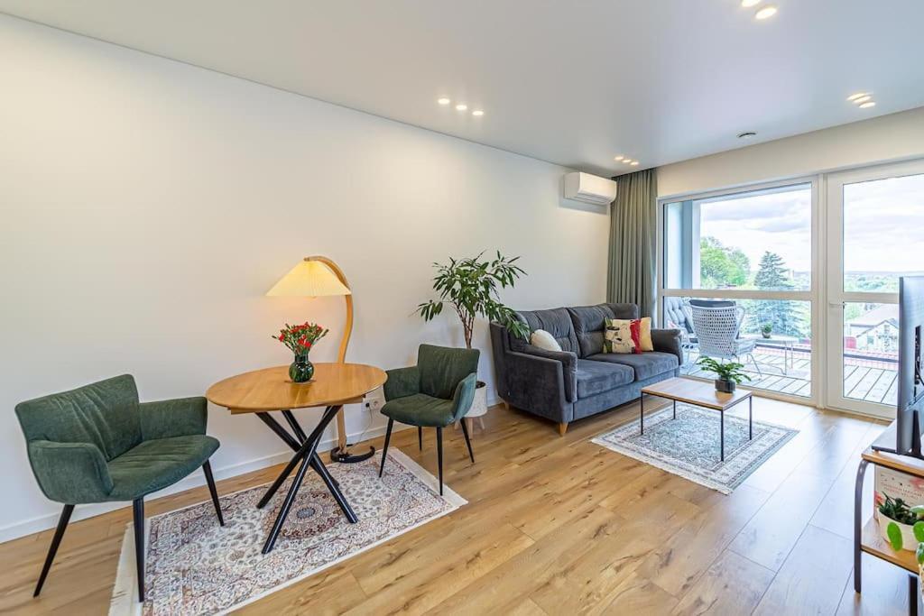 Sky Apartment With Free Parking And Balcony & Ac Kaunas Bagian luar foto