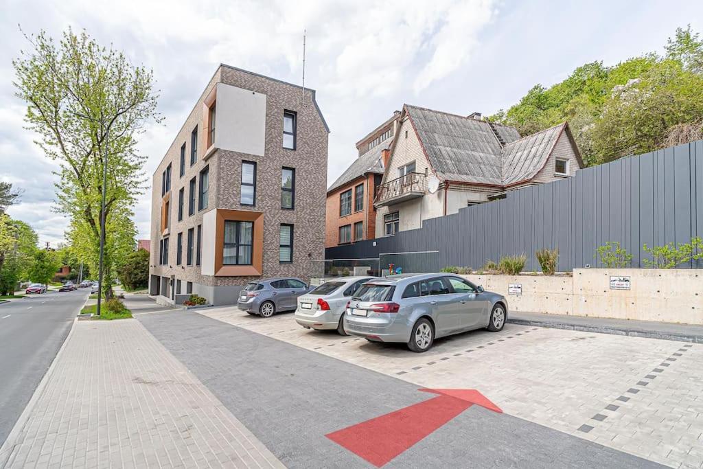 Sky Apartment With Free Parking And Balcony & Ac Kaunas Bagian luar foto