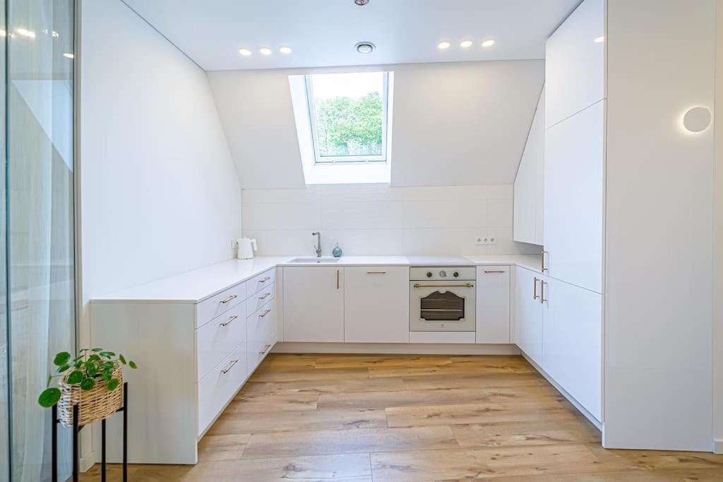 Sky Apartment With Free Parking And Balcony & Ac Kaunas Bagian luar foto