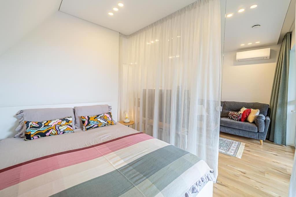 Sky Apartment With Free Parking And Balcony & Ac Kaunas Bagian luar foto