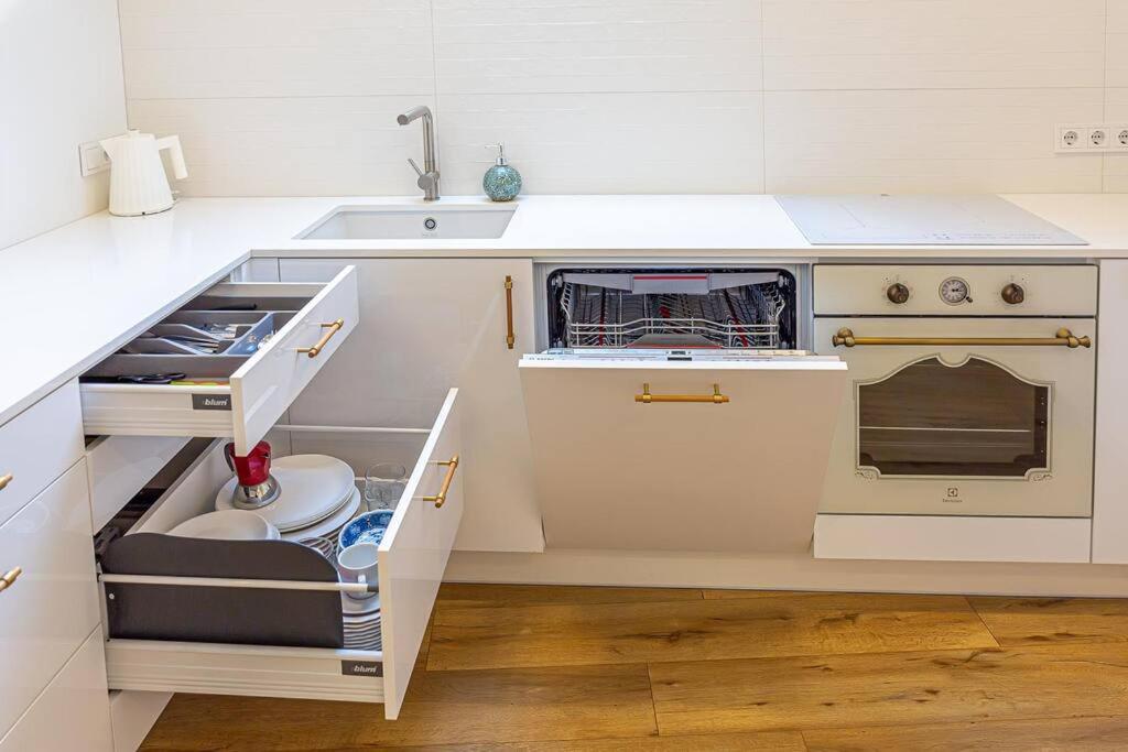 Sky Apartment With Free Parking And Balcony & Ac Kaunas Bagian luar foto